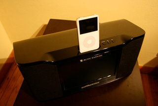 Illustration for article titled iPod Dock Bracket FINALE, Altec Lansing IMV712 vs. Griffin Amplifi